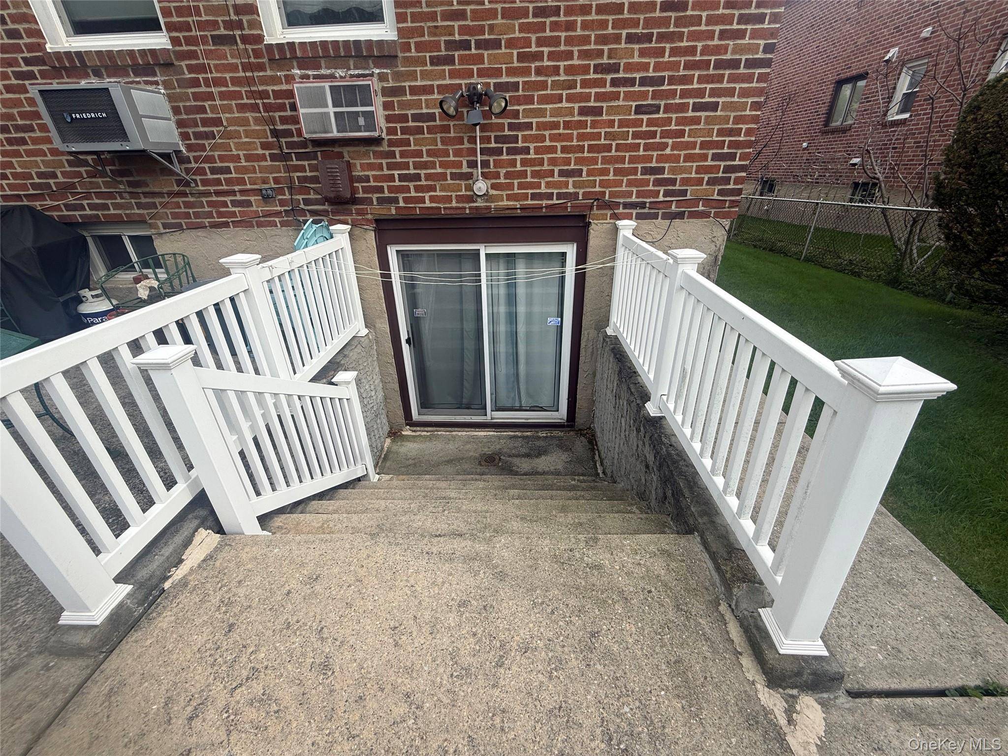 6 Bedroom Home for Sale in Bayside - New York - USA - 4