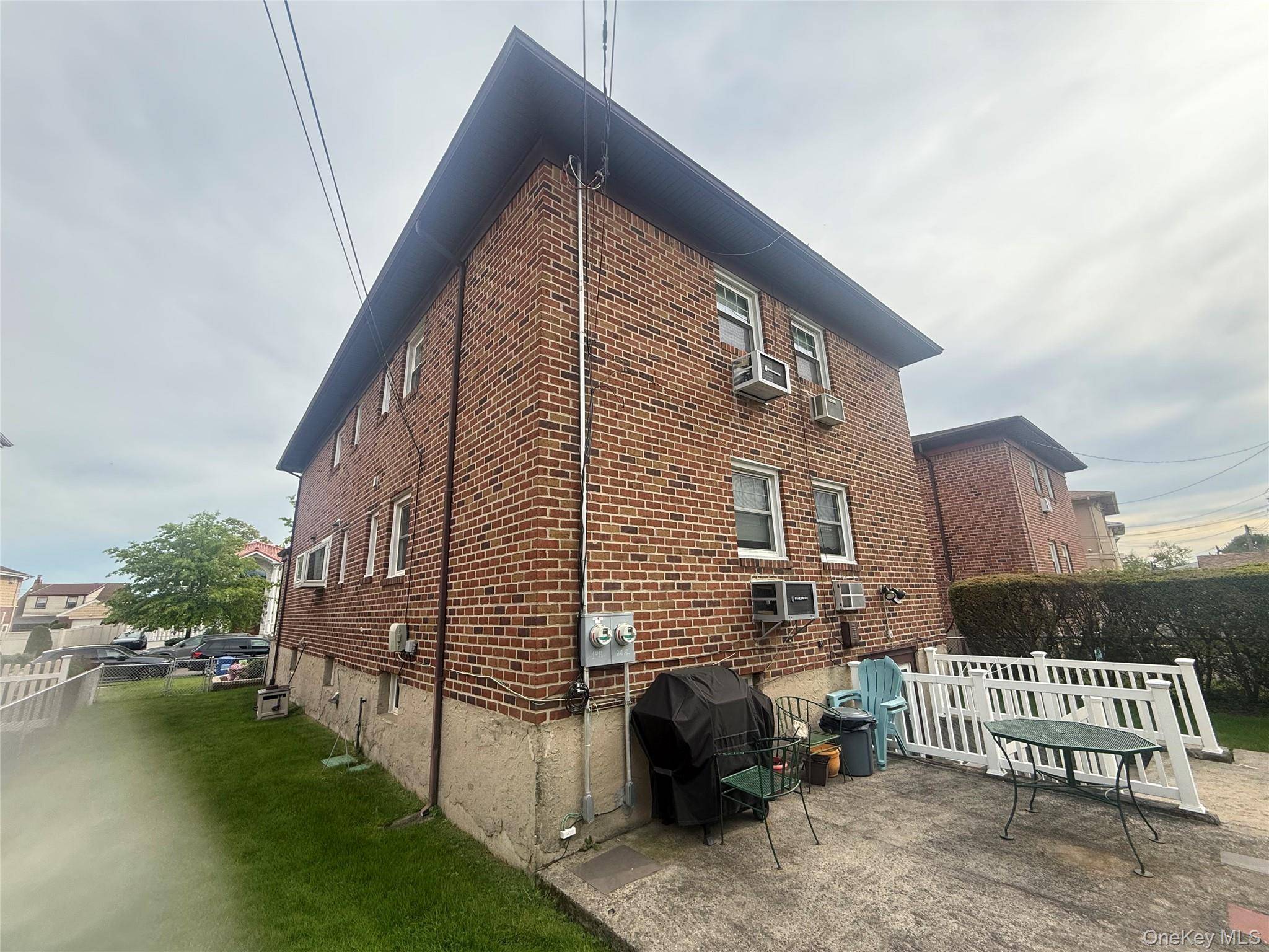 6 Bedroom Home for Sale in Bayside - New York - USA - 5