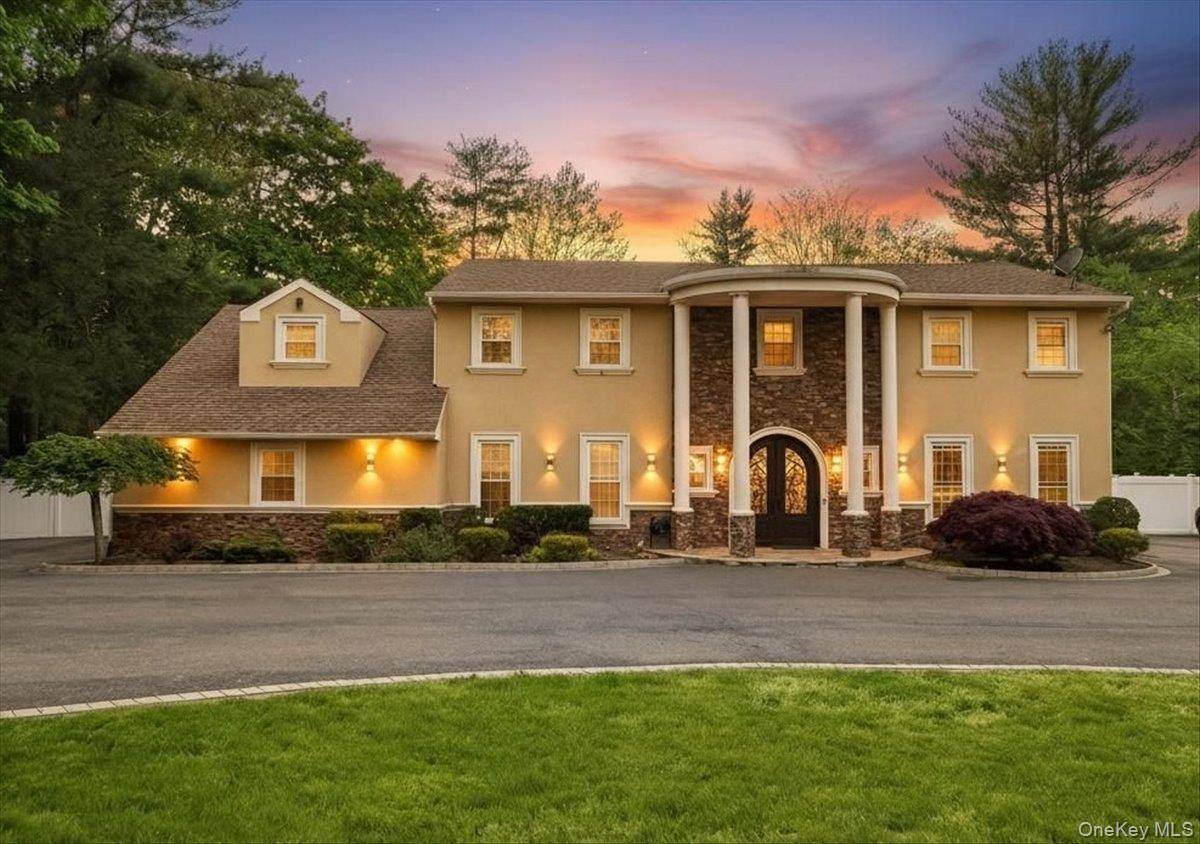 Casa de 6 Dormitorios en Venta en Dix Hills - Nueva York - EE. UU. - 1