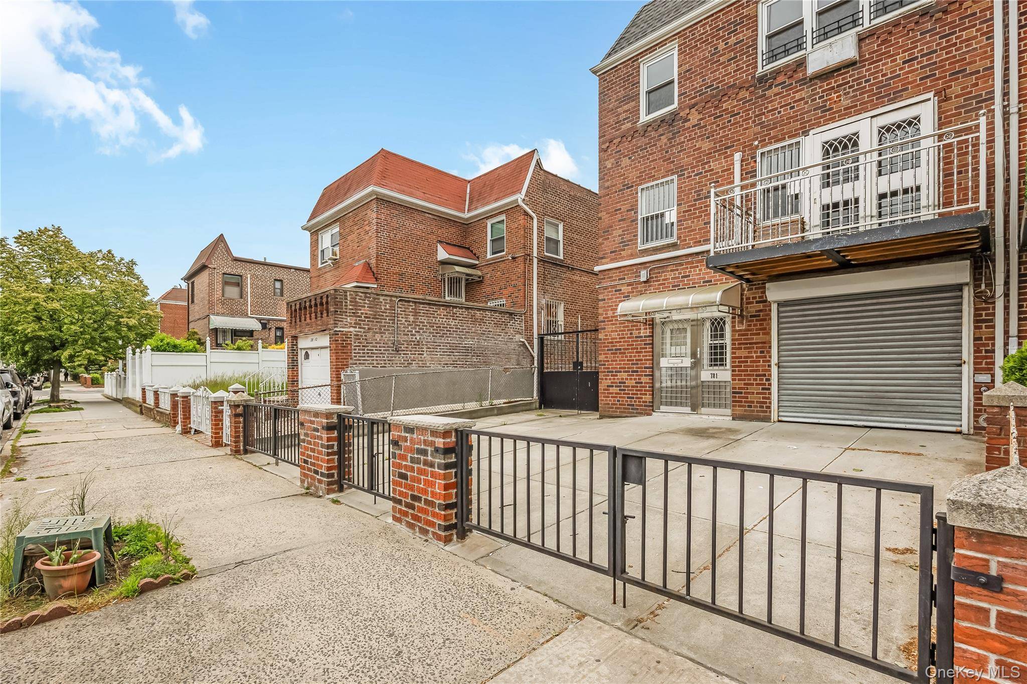 Casa com 6 Quartos à Venda em East Elmhurst - Nova Iorque - EUA - 2