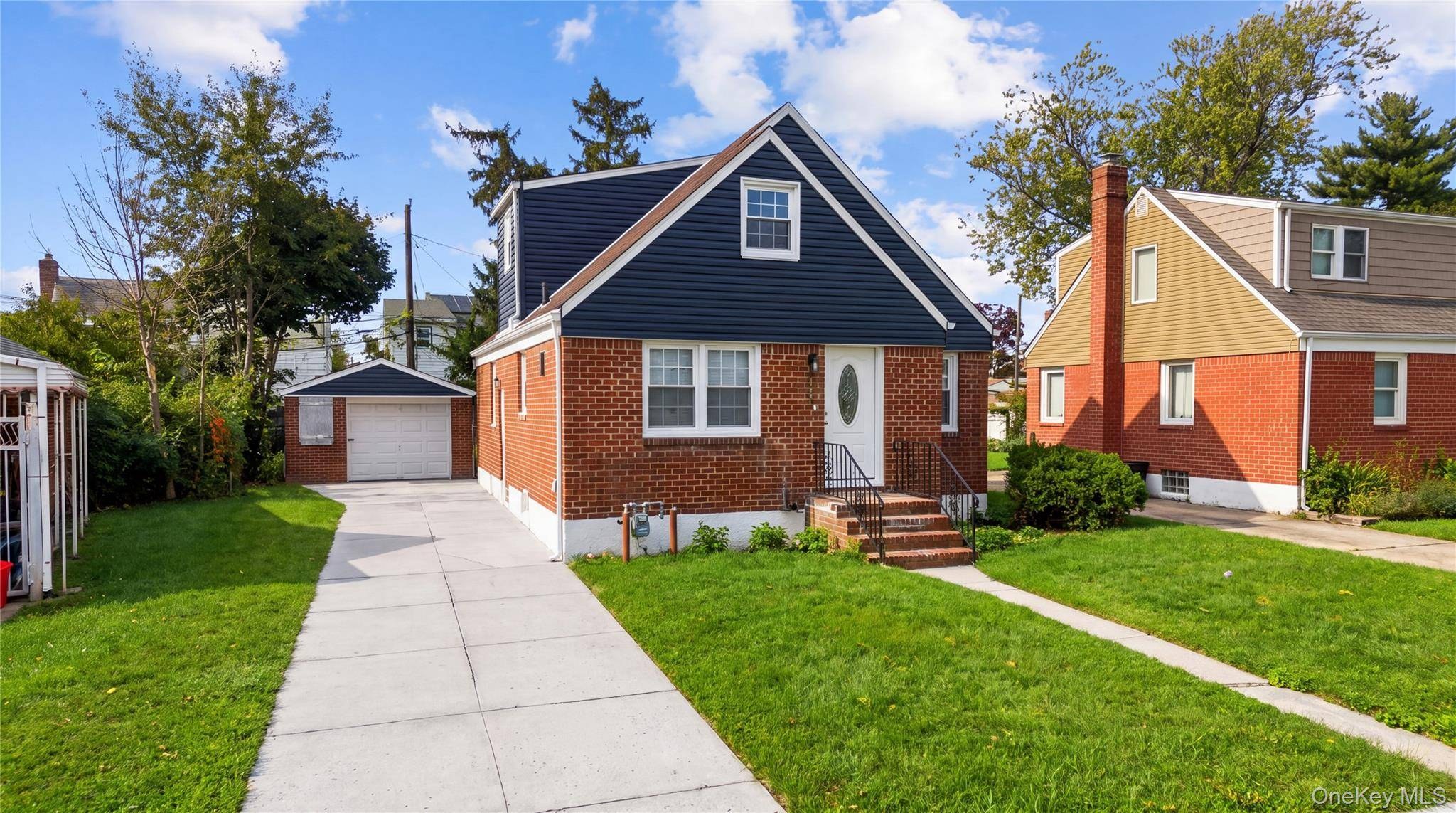 Casa com 6 Quartos à Venda em Elmont - Nova Iorque - EUA - 1