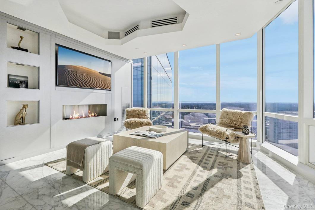 6 Bedroom Home for Sale in Floor White Plains - NY - USA - 1