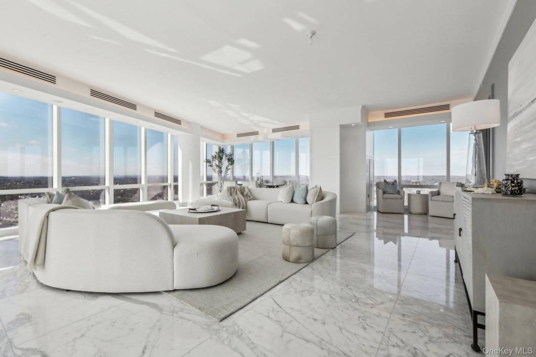 6 Bedroom Home for Sale in Floor White Plains - NY - USA - 2