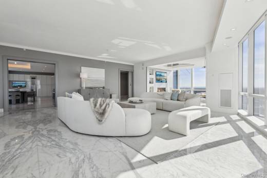 6 Bedroom Home for Sale in Floor White Plains - NY - USA - 3