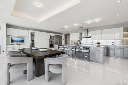 6 Bedroom Home for Sale in Floor White Plains - NY - USA - 4