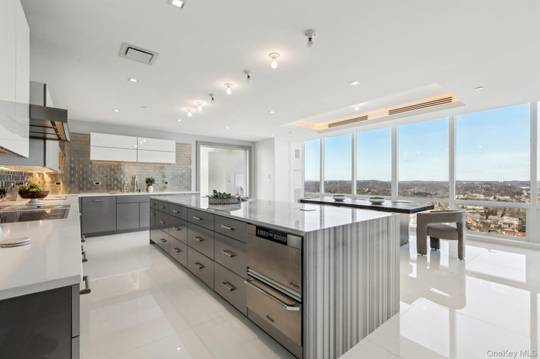 6 Bedroom Home for Sale in Floor White Plains - NY - USA - 5