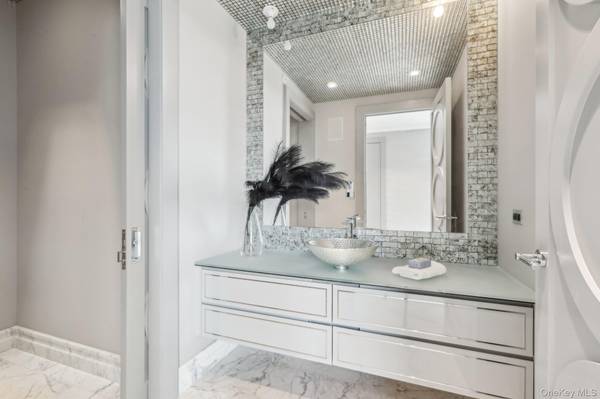 6 Bedroom Home for Sale in Floor White Plains - NY - USA - 8