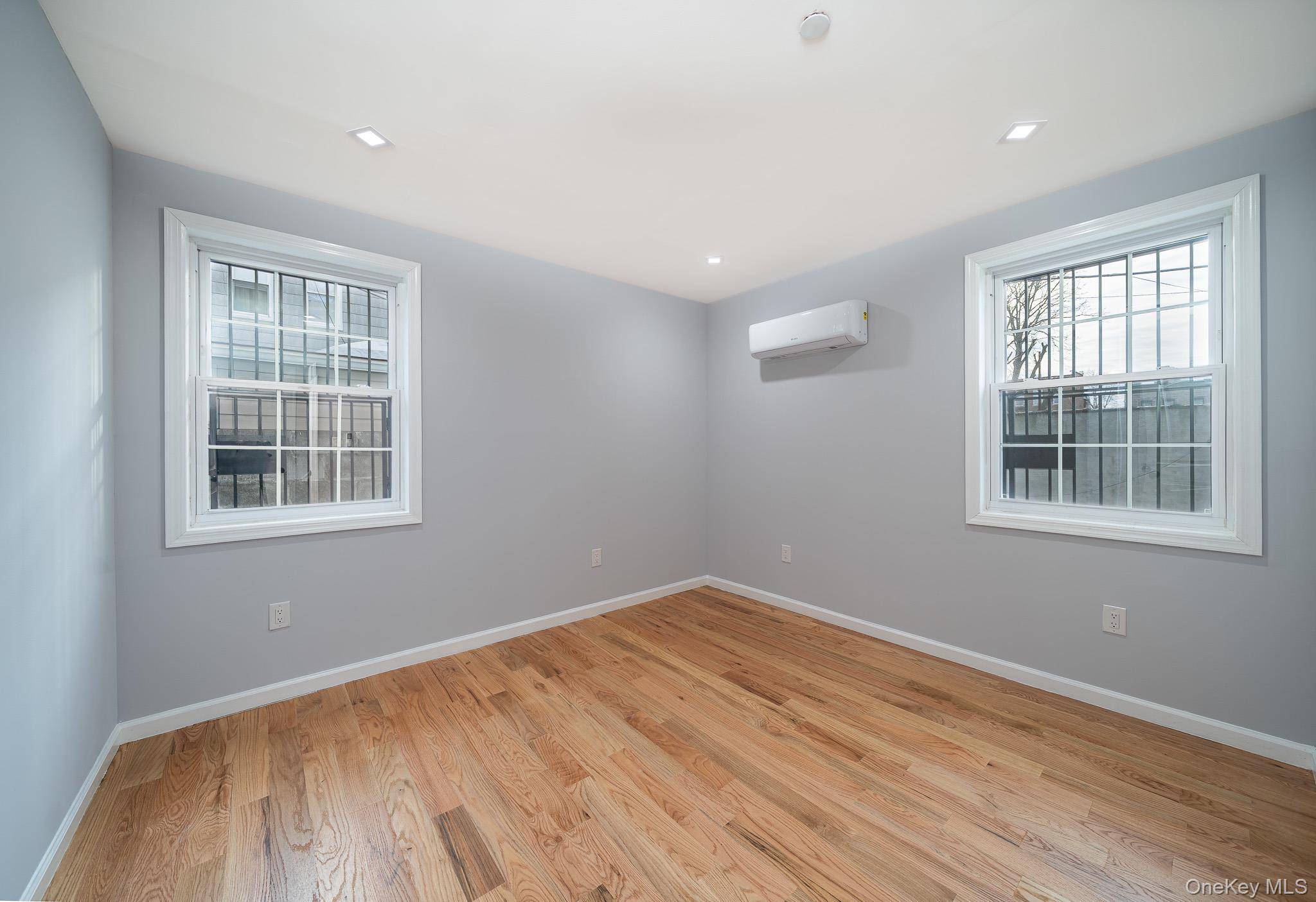Casa com 6 Quartos à Venda em Glendale - Nova Iorque - EUA - 5