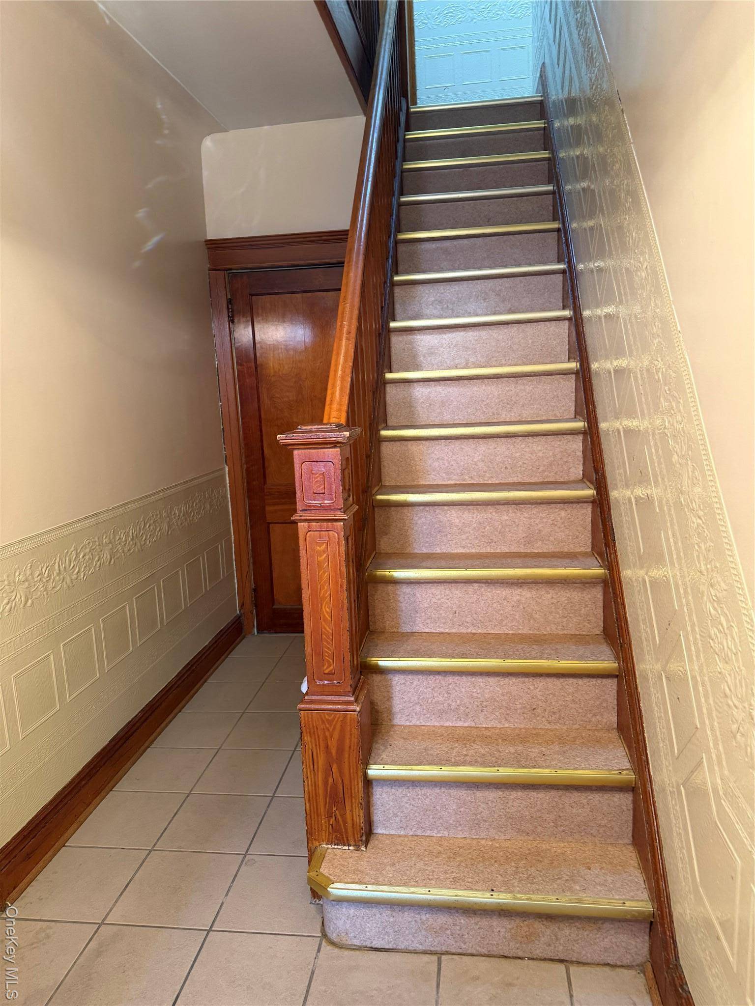 Casa com 6 Quartos à Venda em Glendale - Nova Iorque - EUA - 2