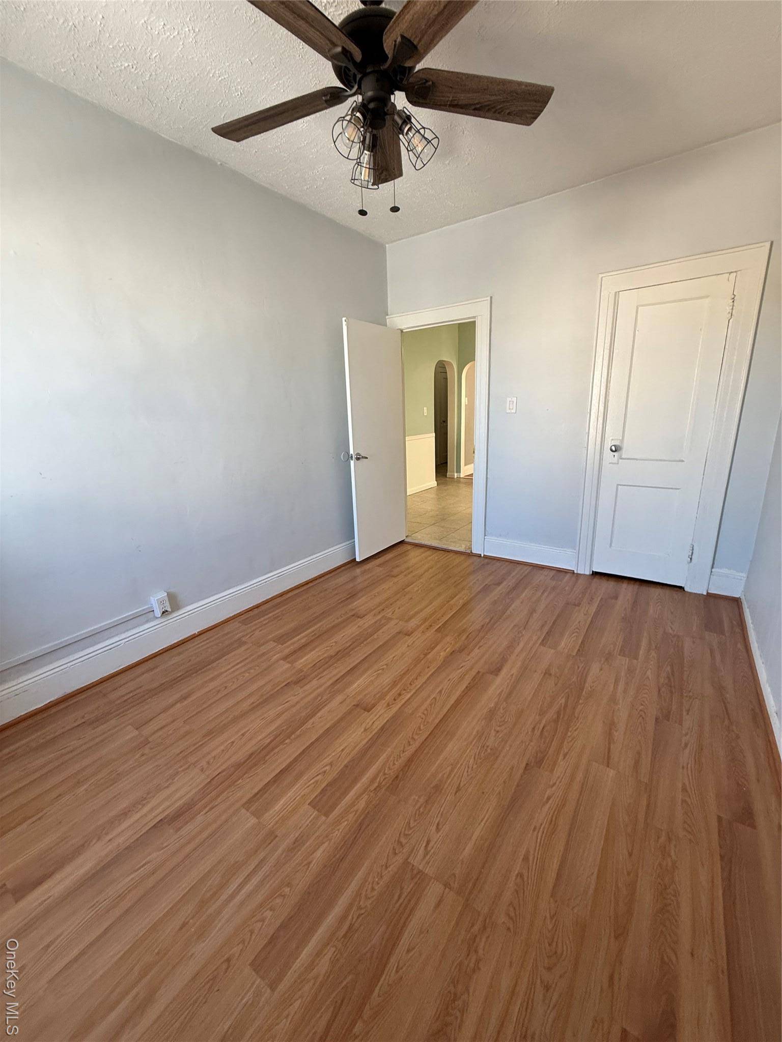 Casa com 6 Quartos à Venda em Glendale - Nova Iorque - EUA - 6