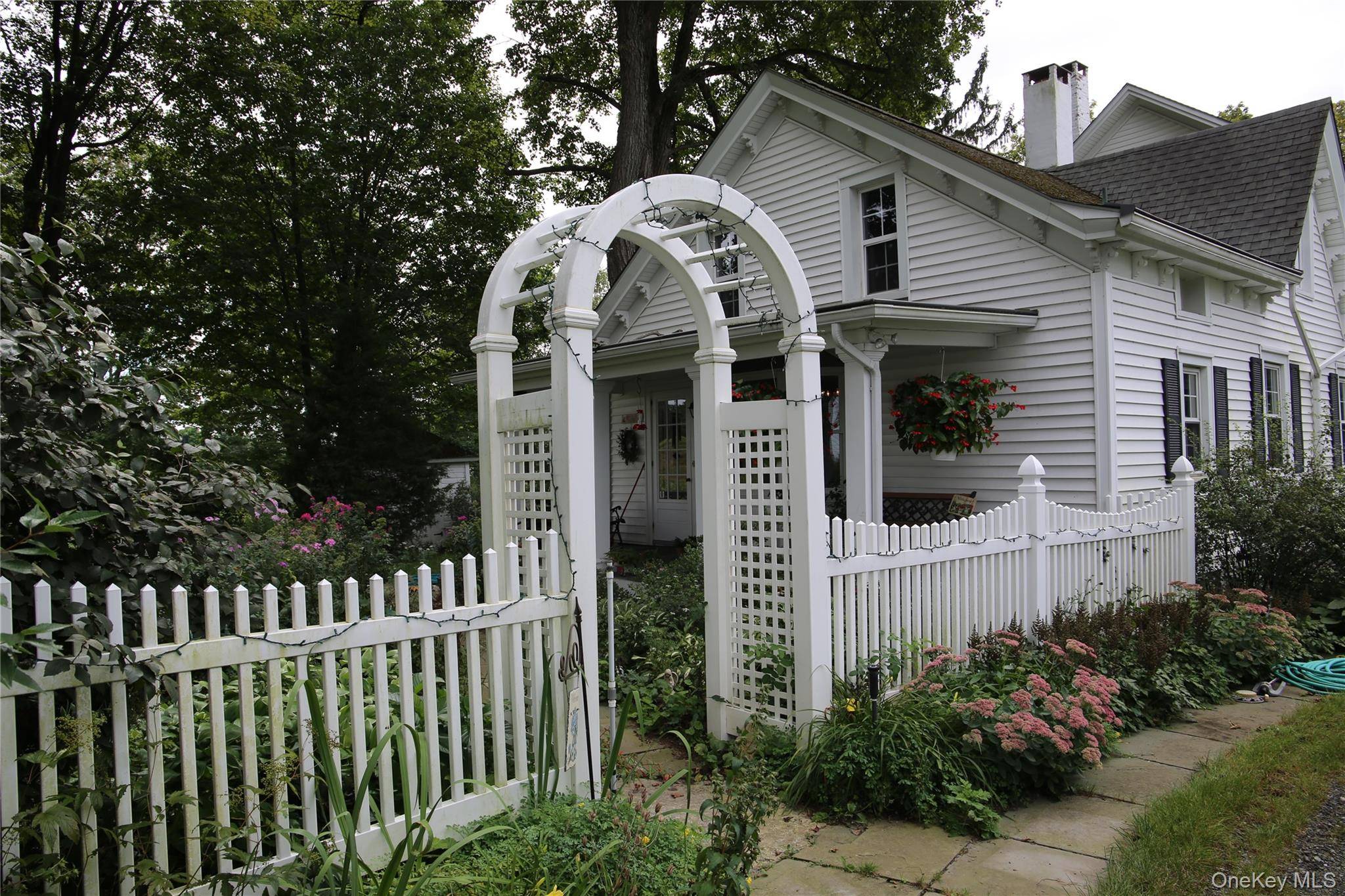 6 Bedroom Home for Sale in Hopewell Junction, New York, USA - 2