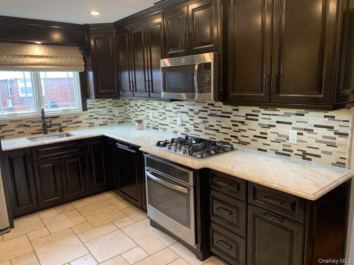 Casa de 6 Dormitorios en Venta en Howard Beach - Nueva York - EE. UU. - 3