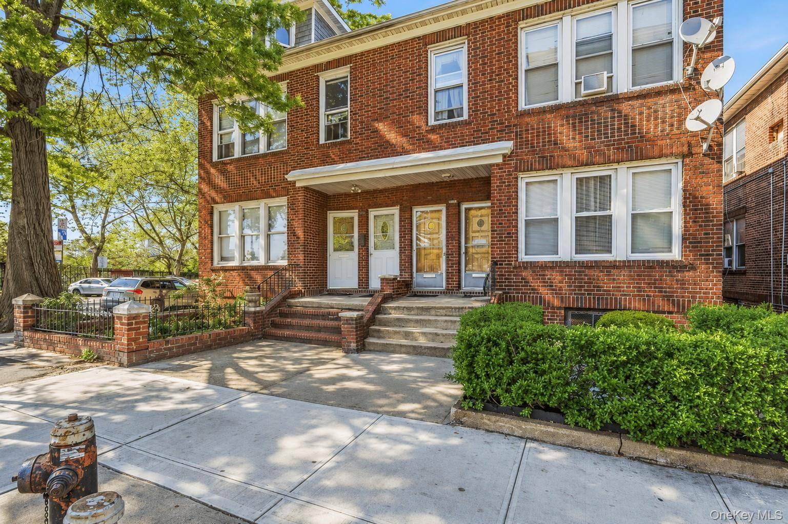 Casa com 6 Quartos à Venda em Jackson Heights - Nova Iorque - EUA - 1