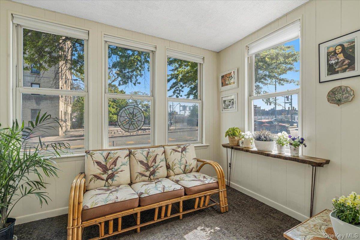 Casa com 6 Quartos à Venda em Jackson Heights - Nova Iorque - EUA - 2