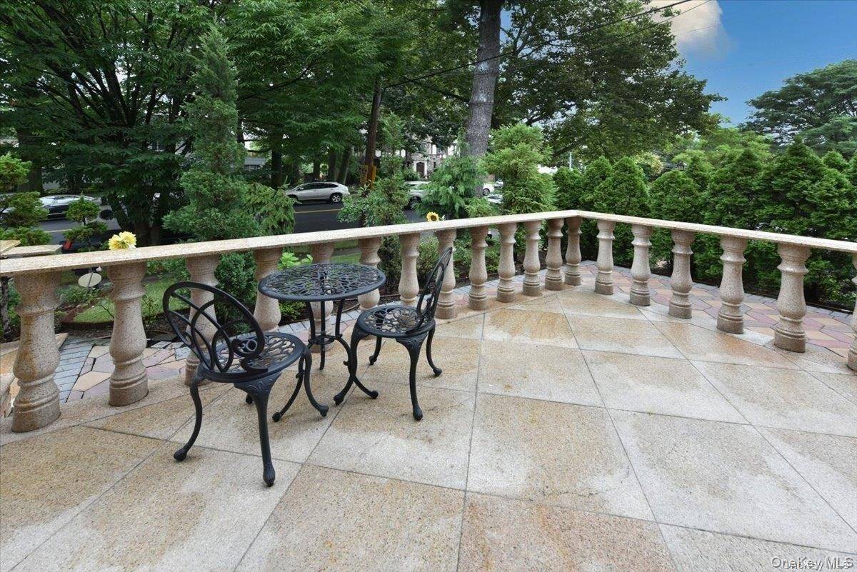 Casa de 6 Dormitorios en Venta en Jamaica Estates - Nueva York - EE. UU. - 3