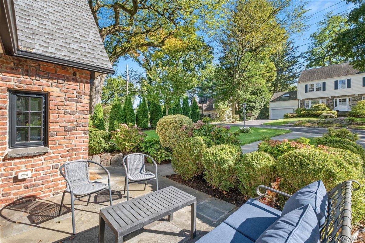 6 Bedroom Home for Sale in Larchmont - New York - USA - 3