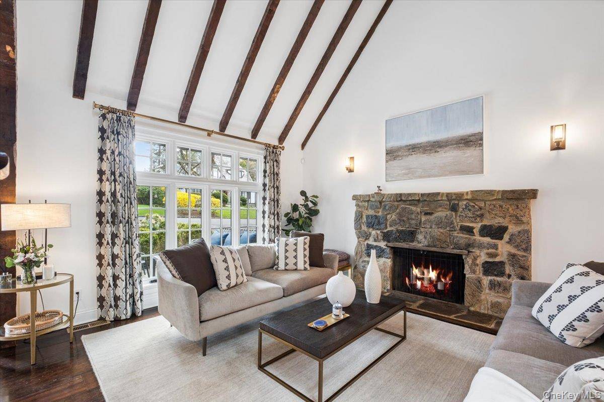 6 Bedroom Home for Sale in Larchmont - New York - USA - 8