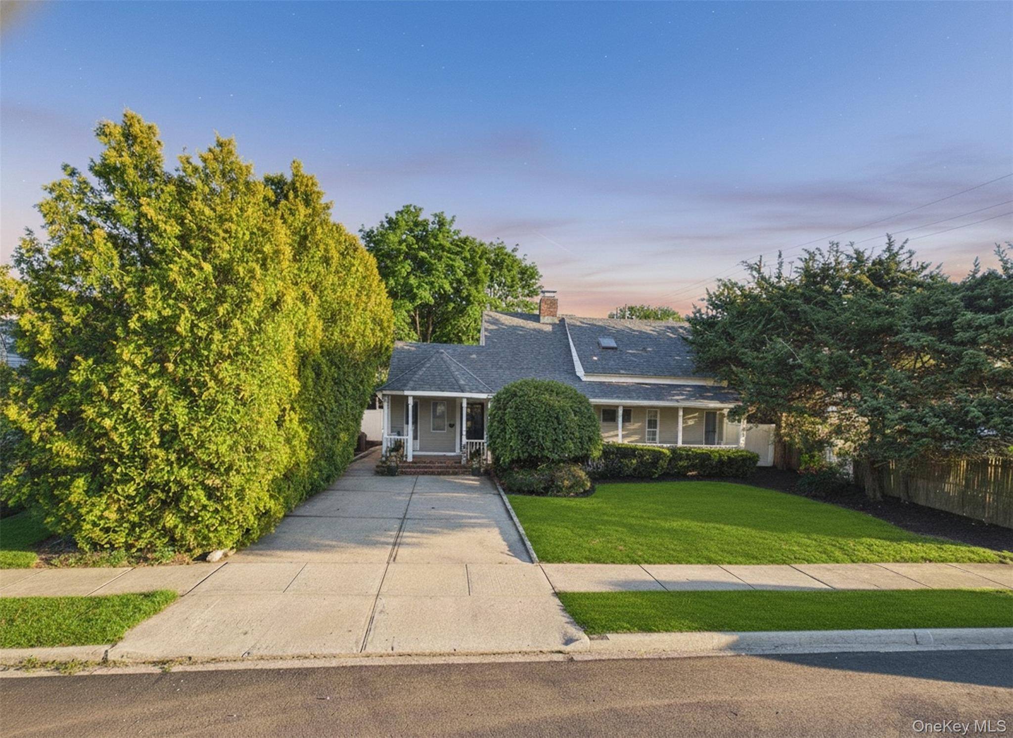 Casa de 6 Dormitorios en Venta en Levittown - Nueva York - EE. UU. - 1