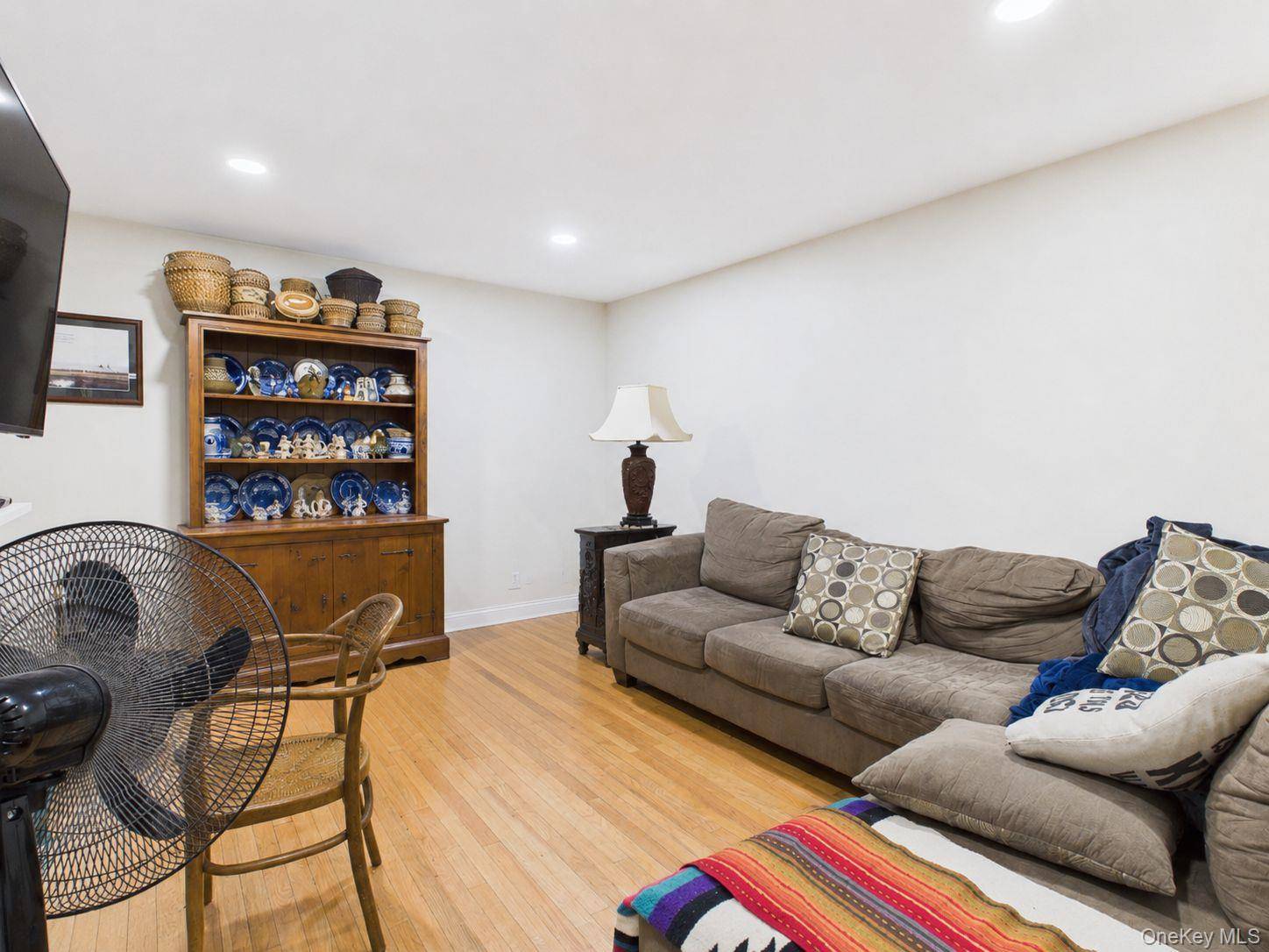 Casa de 6 Dormitorios en Venta en Levittown - Nueva York - EE. UU. - 3