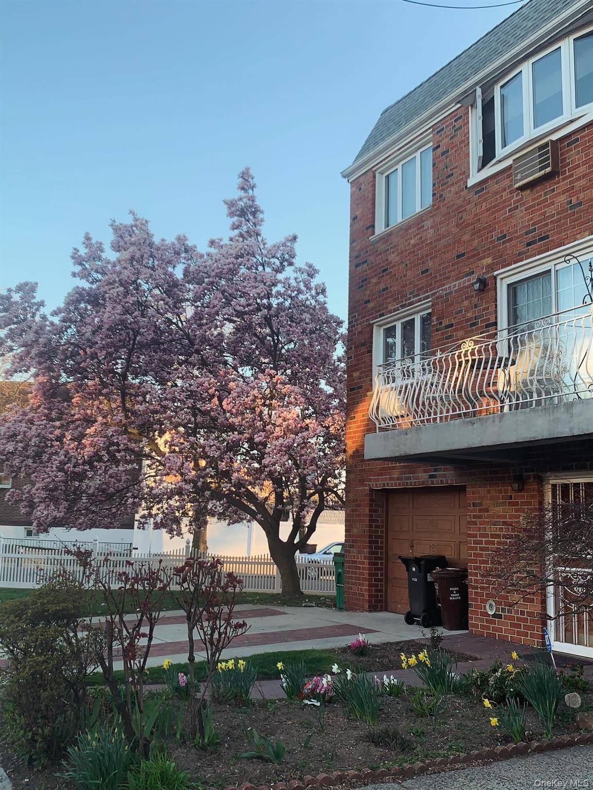 Casa de 6 Dormitorios en Venta en Middle Village - Nueva York - EE. UU. - 1