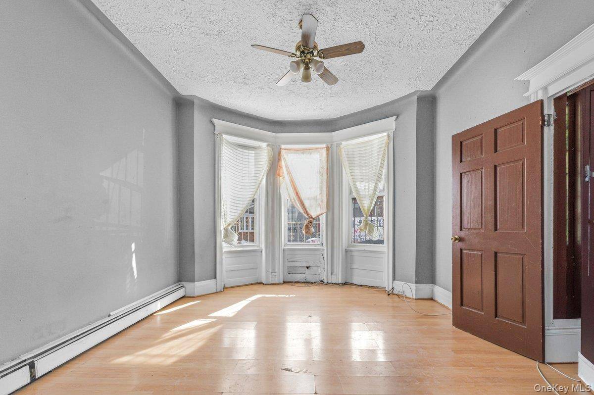 Casa com 6 Quartos à Venda em Ozone Park - Nova Iorque - EUA - 3