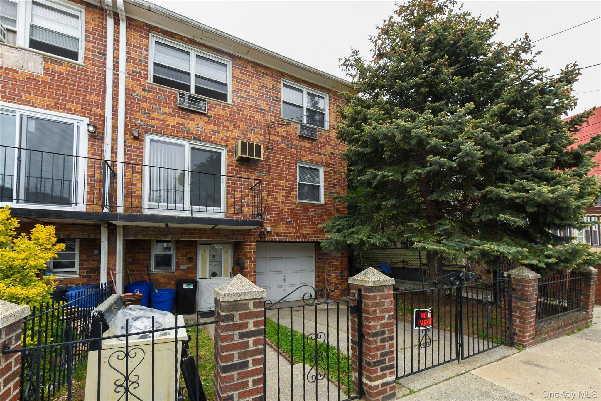 6 Bedroom Home for Sale in Ozone Park - New York - USA - 2