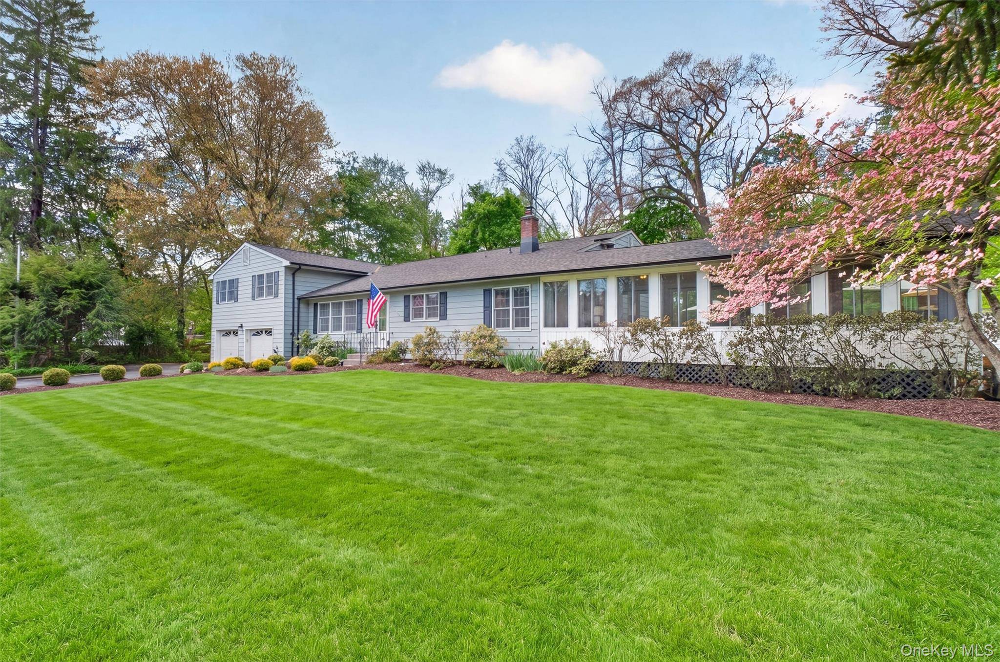 Casa com 6 Quartos à Venda em Poughkeepsie - Nova Iorque - EUA - 1