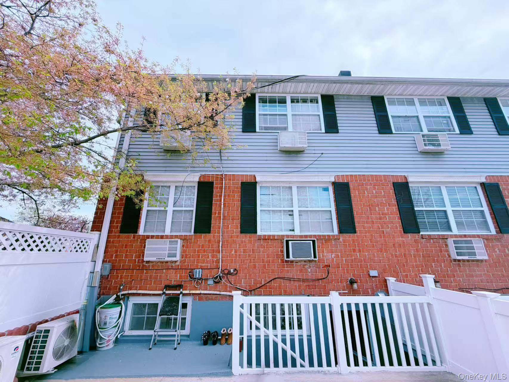 Casa com 6 Quartos à Venda em Queens Village - Nova Iorque - EUA - 3