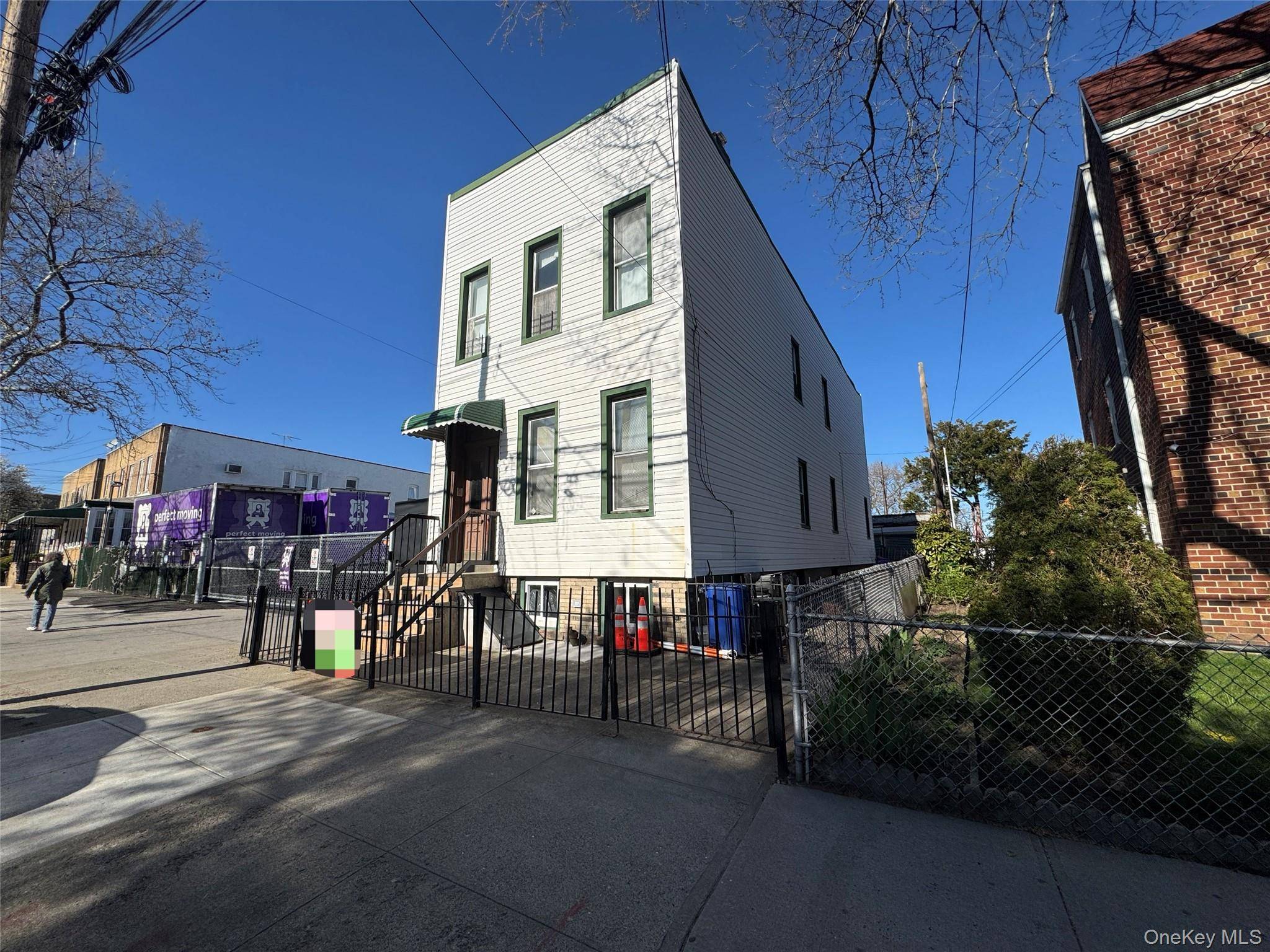 Casa com 6 Quartos à Venda em Ridgewood - Nova Iorque - EUA - 1