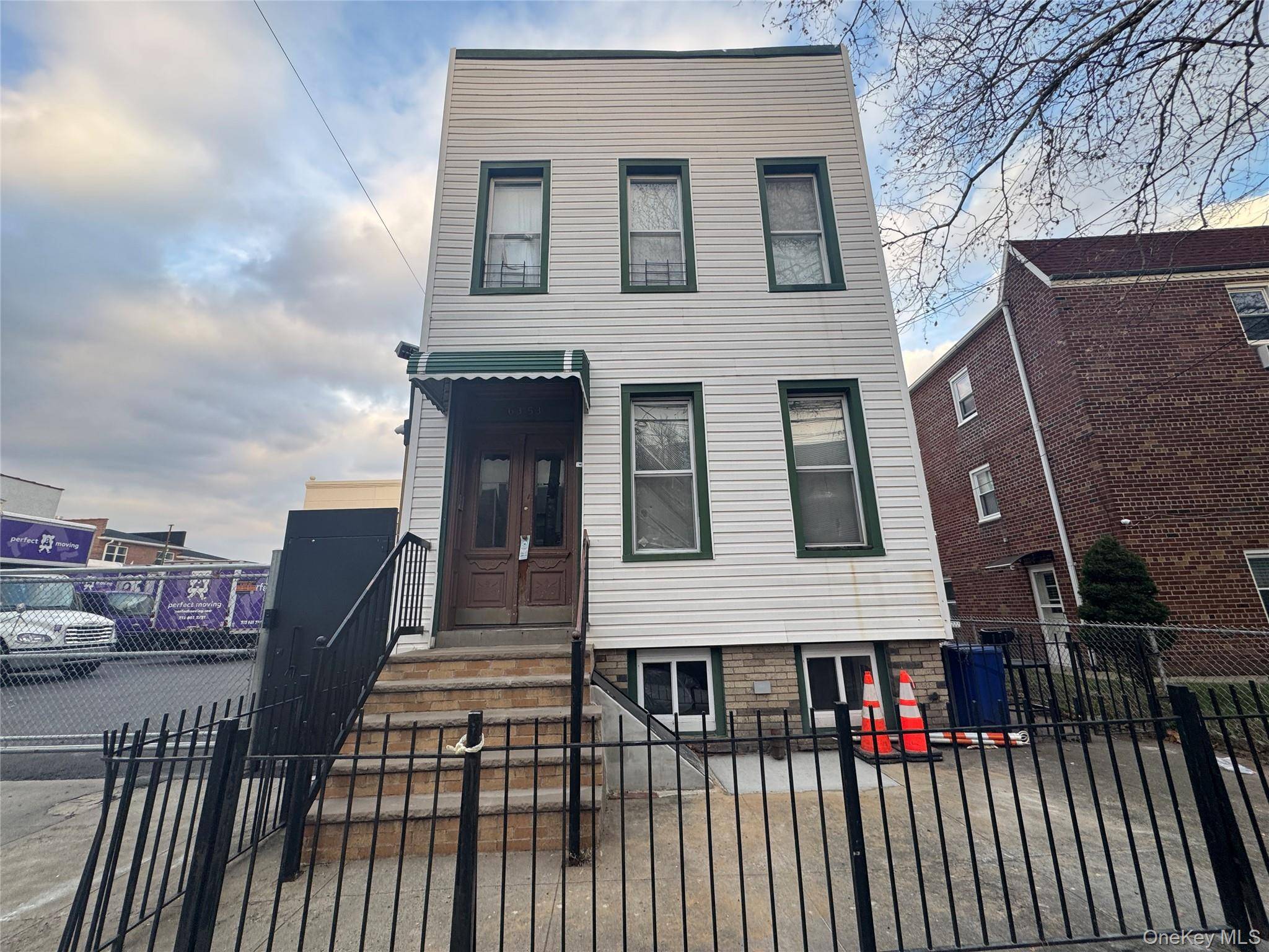 Casa com 6 Quartos à Venda em Ridgewood - Nova Iorque - EUA - 2