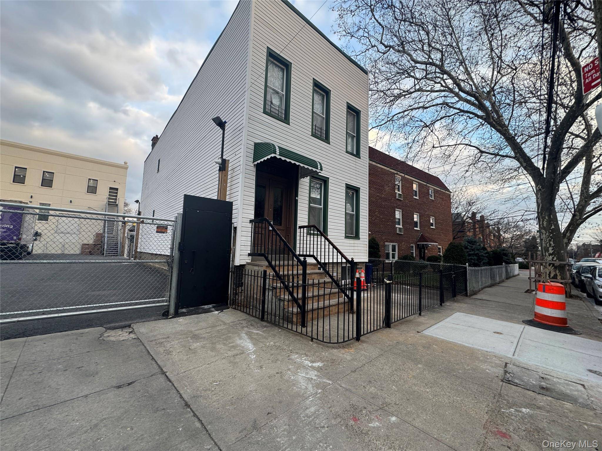 Casa com 6 Quartos à Venda em Ridgewood - Nova Iorque - EUA - 3