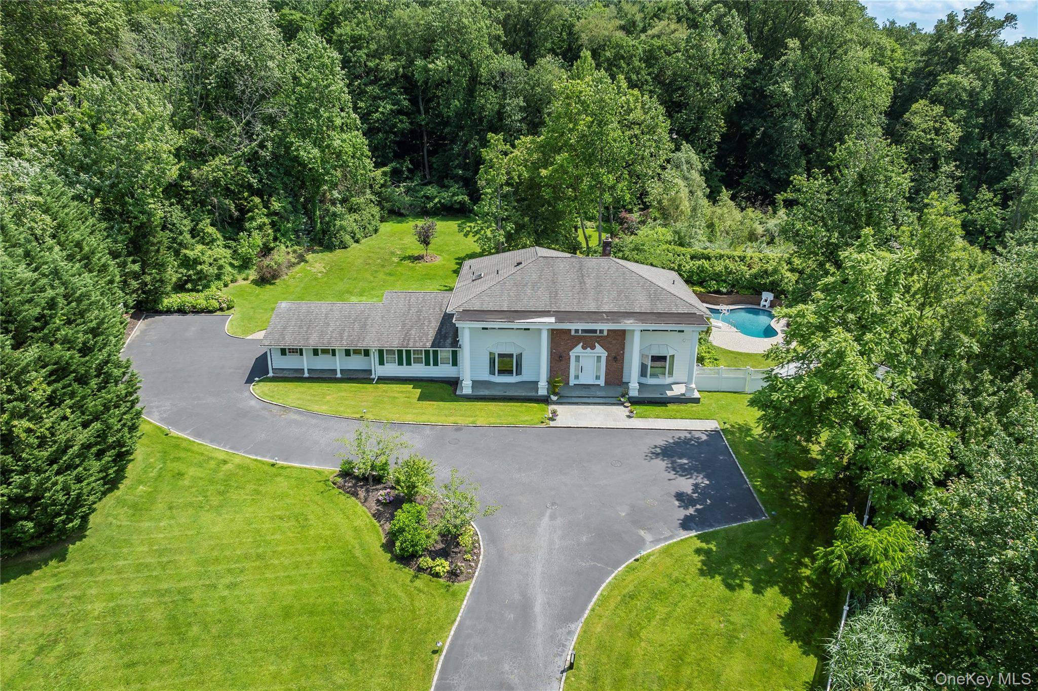 6 Bedroom Home for Sale in Roslyn Harbor, New York, USA - 1
