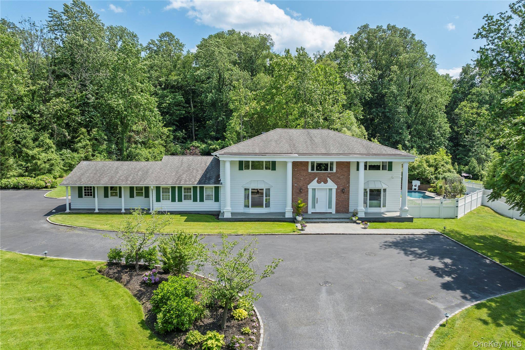 6 Bedroom Home for Sale in Roslyn Harbor, New York, USA - 2