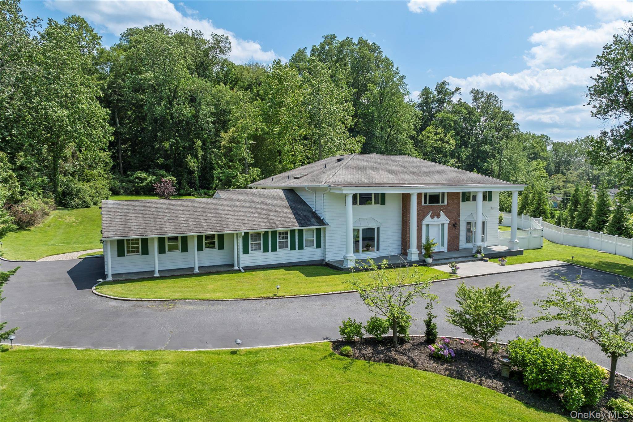 6 Bedroom Home for Sale in Roslyn Harbor, New York, USA - 3