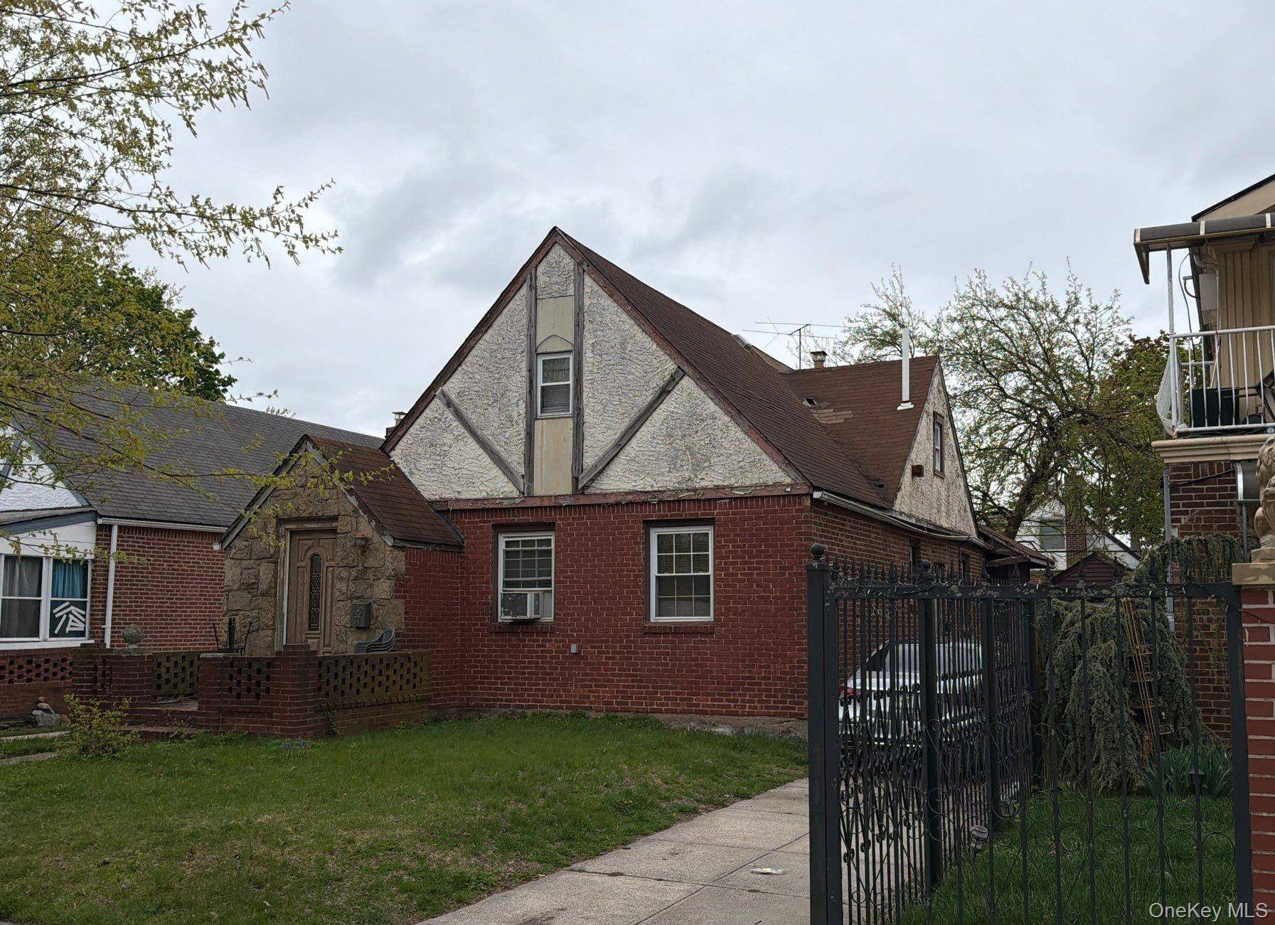 6 Bedroom Home for Sale in Saint Albans - New York - USA - 1