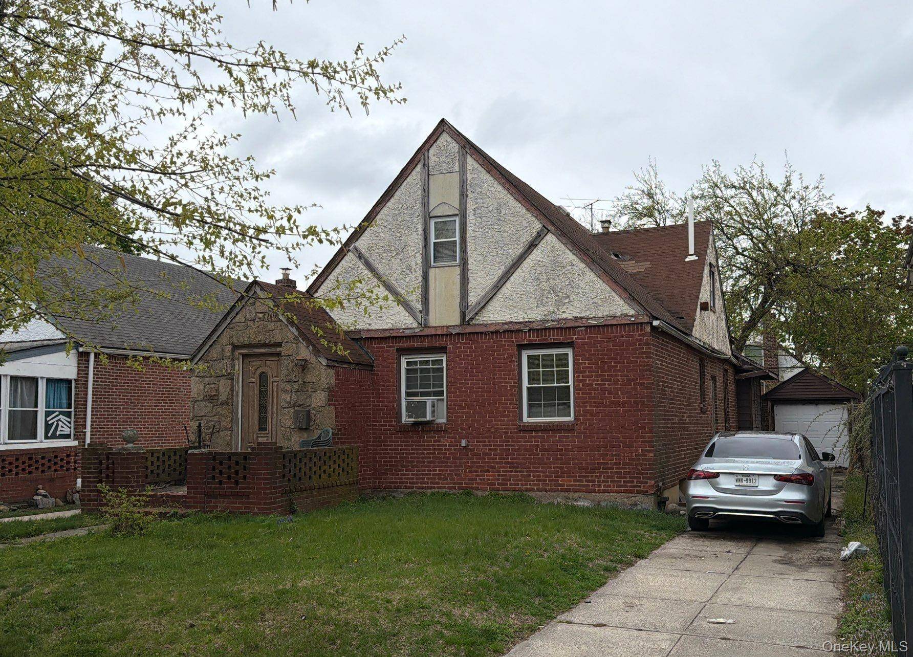 6 Bedroom Home for Sale in Saint Albans - New York - USA - 2