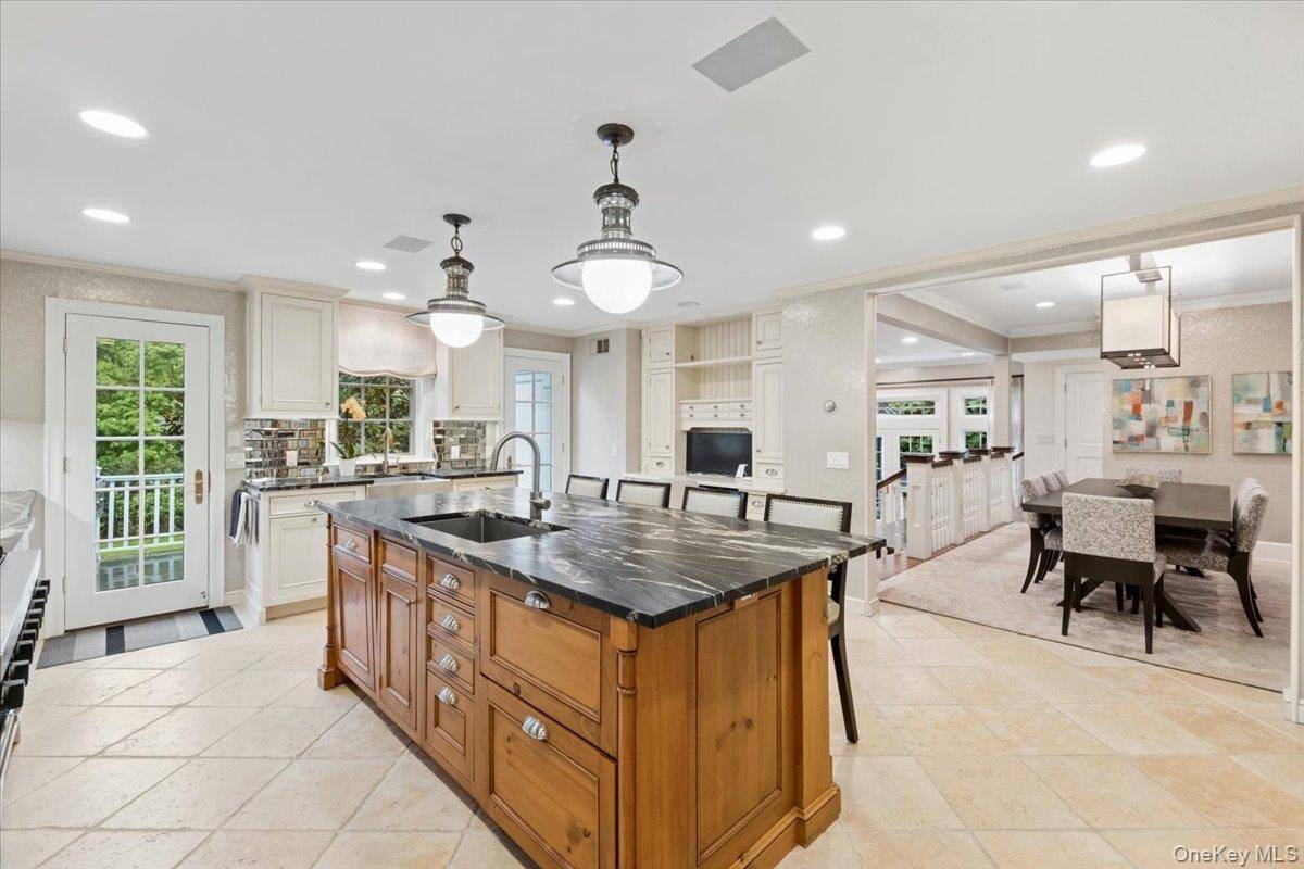 6 Bedroom Home for Sale in Scarsdale - New York - USA - 7