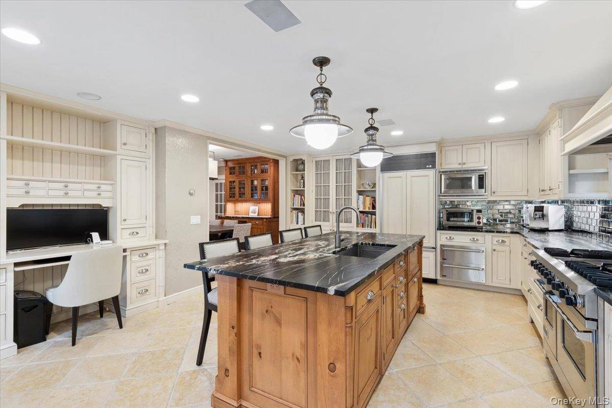 6 Bedroom Home for Sale in Scarsdale - New York - USA - 8