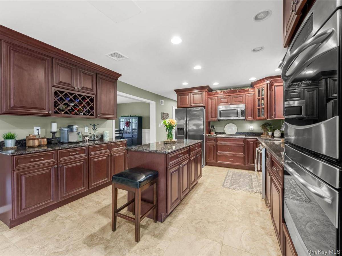 6 Bedroom Home for Sale in Shoreham - New York - USA - 7