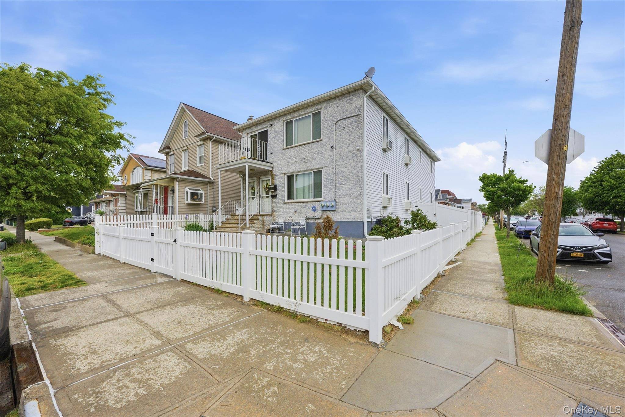 6 Bedroom Home for Sale in Springfield Gardens - New York - USA - 3
