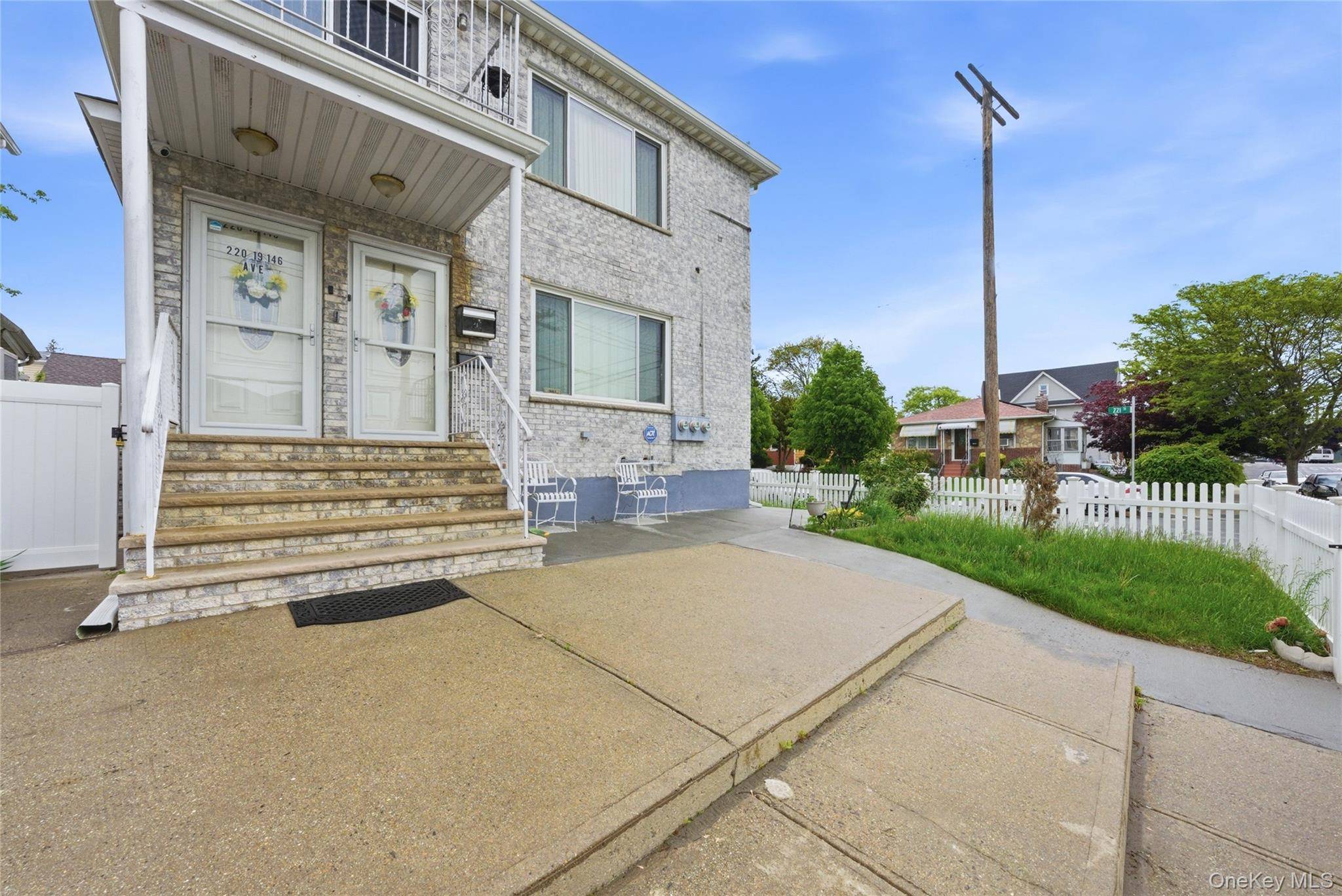 6 Bedroom Home for Sale in Springfield Gardens - New York - USA - 4