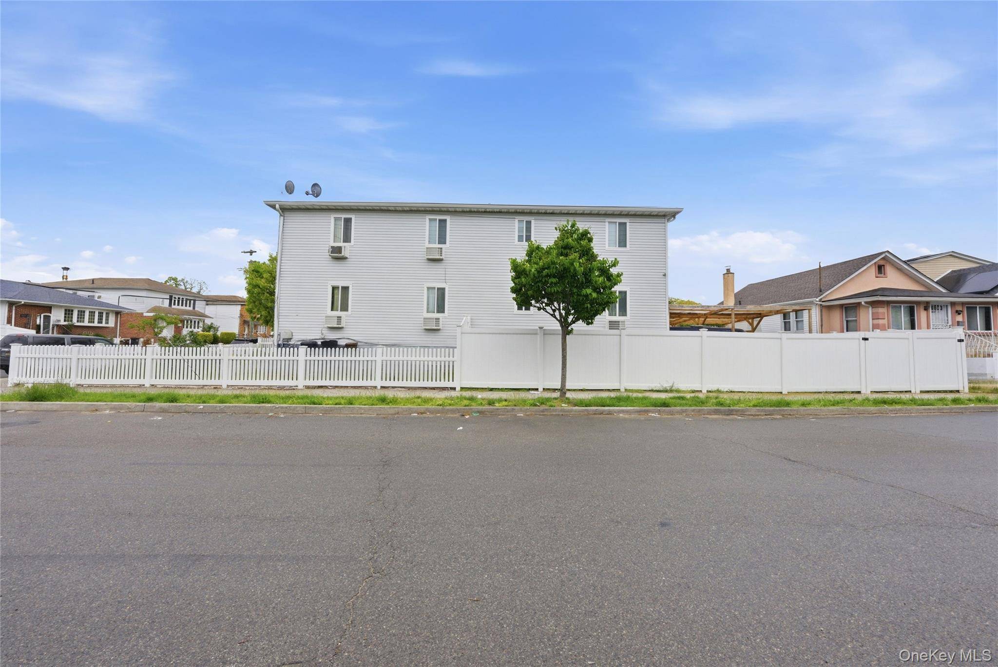 6 Bedroom Home for Sale in Springfield Gardens - New York - USA - 5