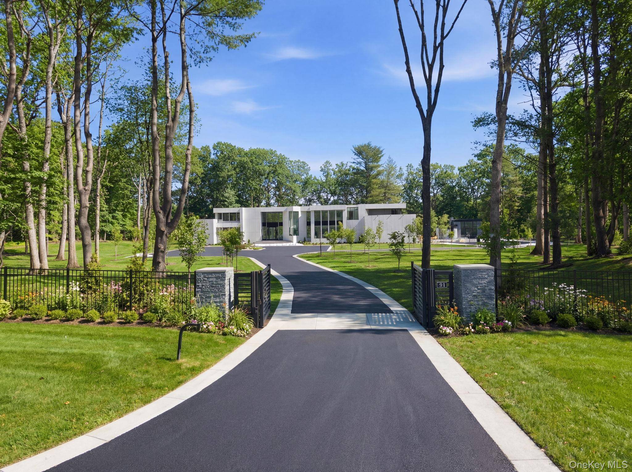 6 Bedroom Home for Sale in Upper Brookville - NY - USA - 1