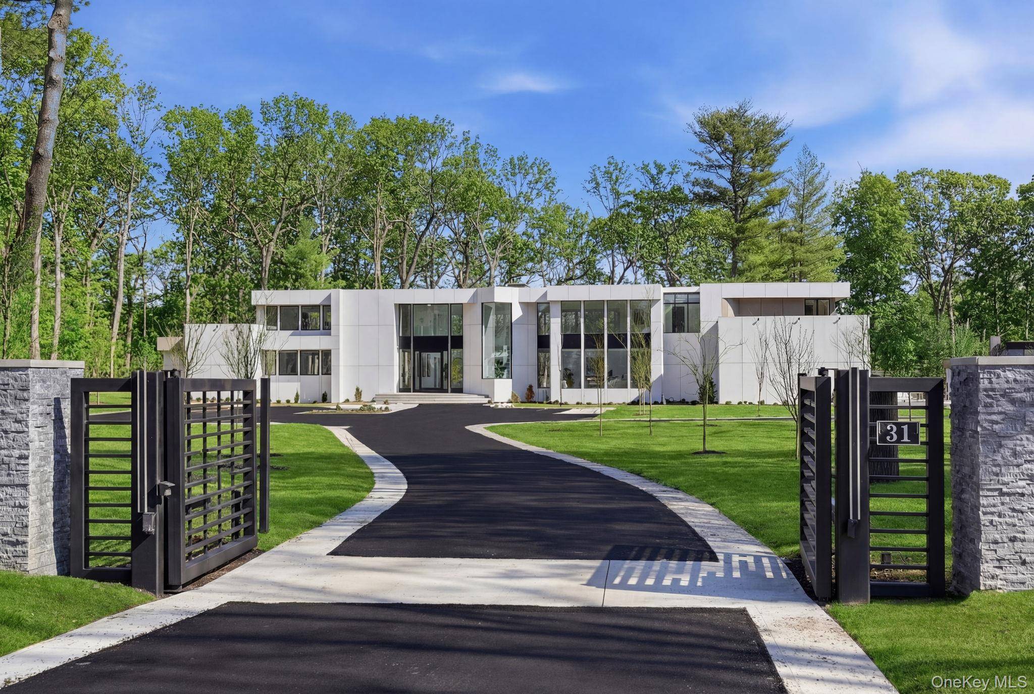 6 Bedroom Home for Sale in Upper Brookville - NY - USA - 2