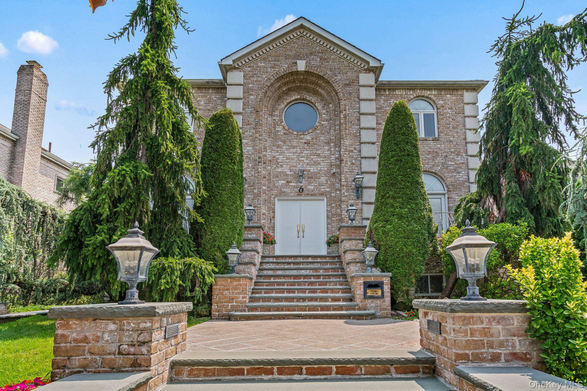 Casa de 6 Dormitorios en Venta en Whitestone - Nueva York - EE. UU. - 1