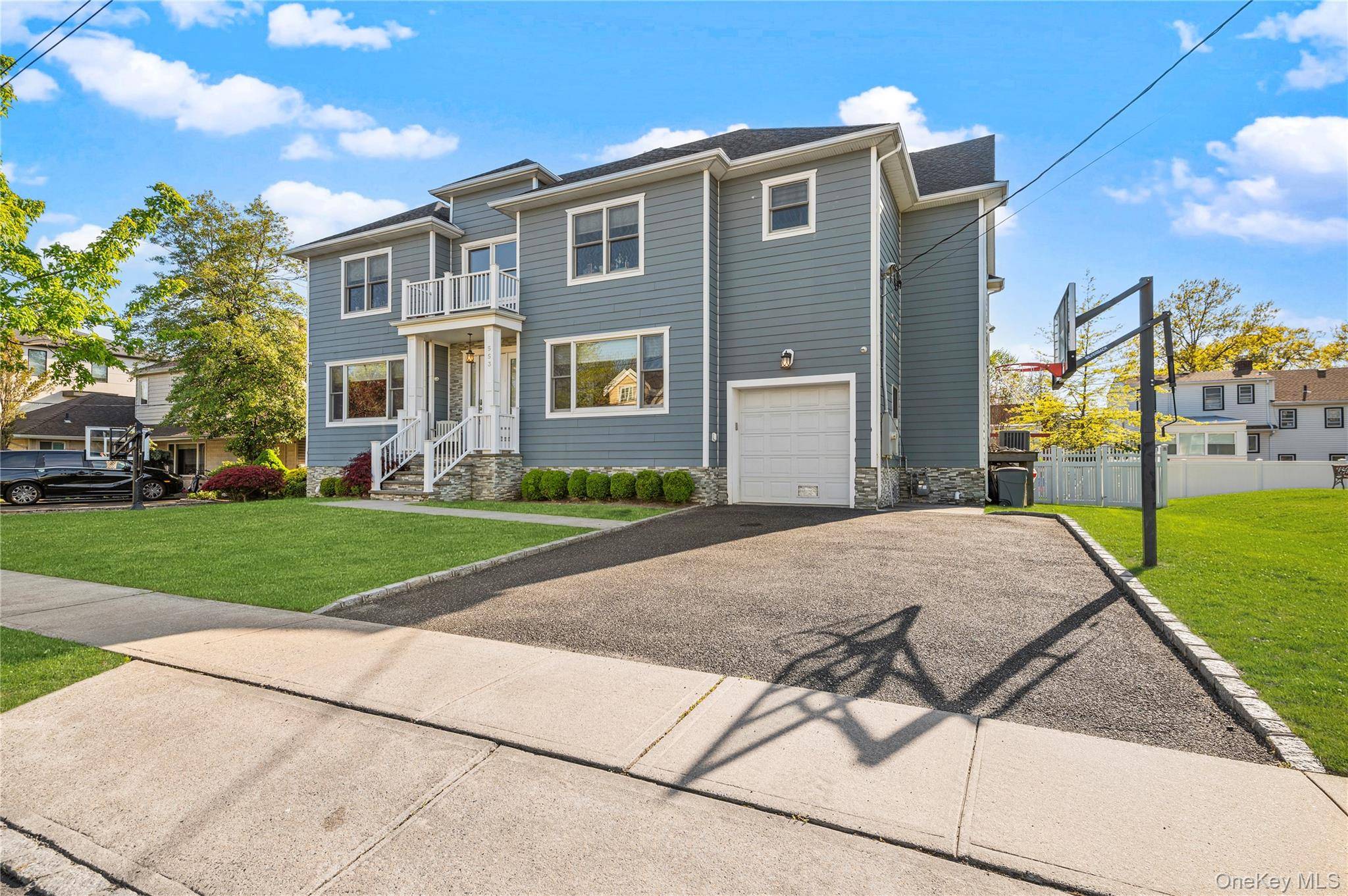 6 Bedroom Home for Sale in Woodmere - New York - USA - 2