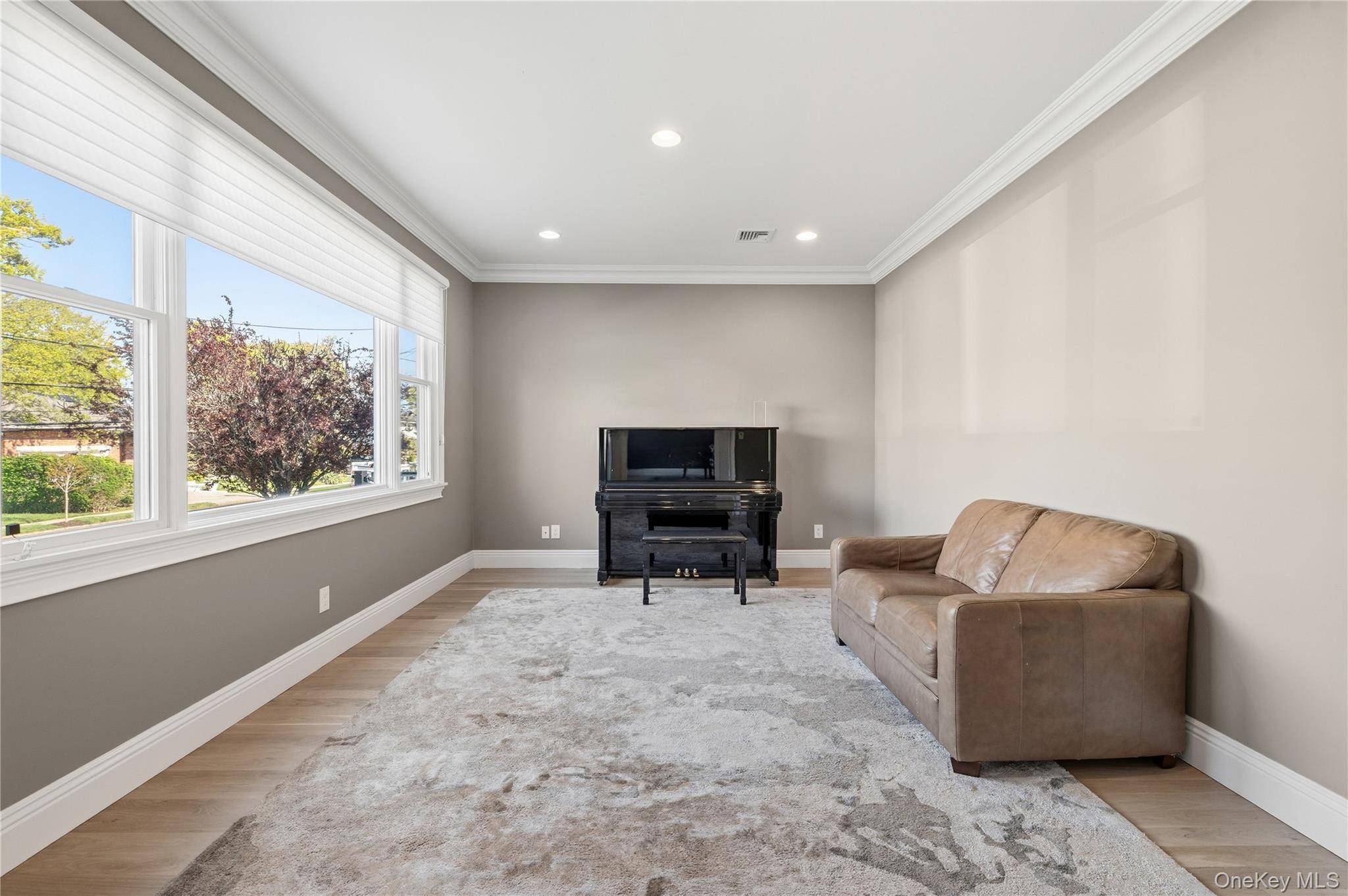 6 Bedroom Home for Sale in Woodmere - New York - USA - 4