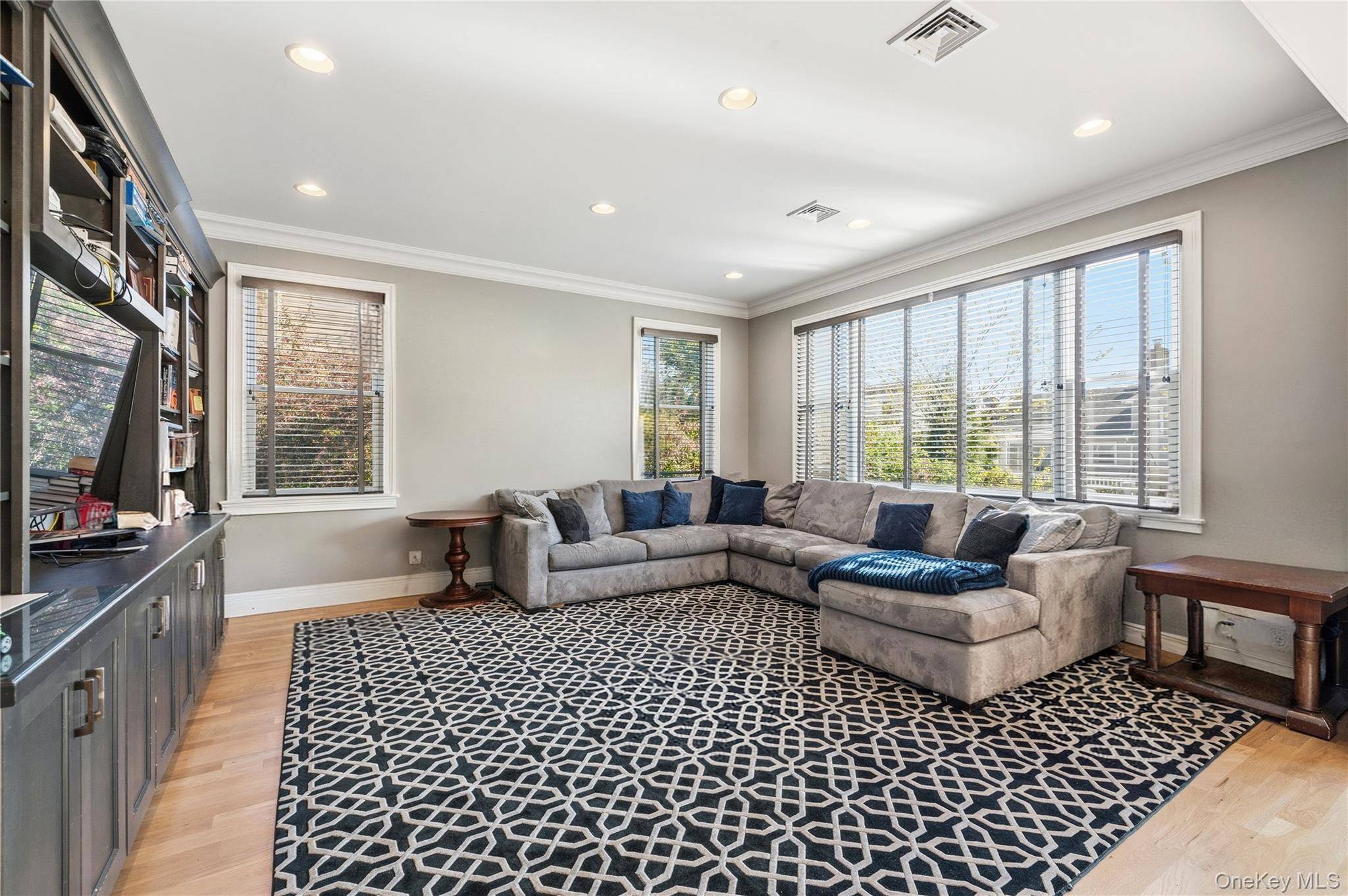 6 Bedroom Home for Sale in Woodmere - New York - USA - 7