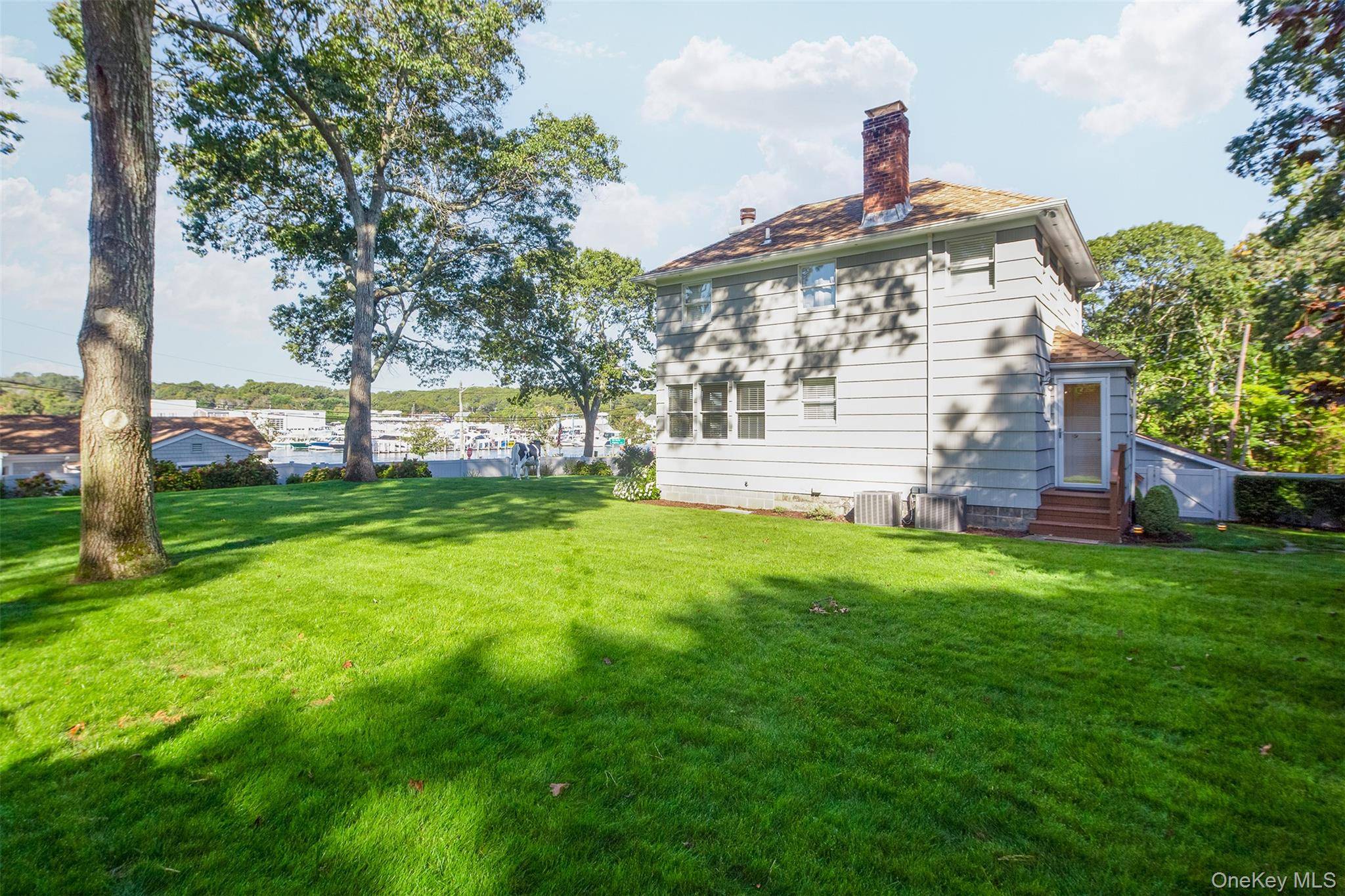 7 Bedroom Waterfront Home for Sale in Hampton Bays - New York - USA - 5