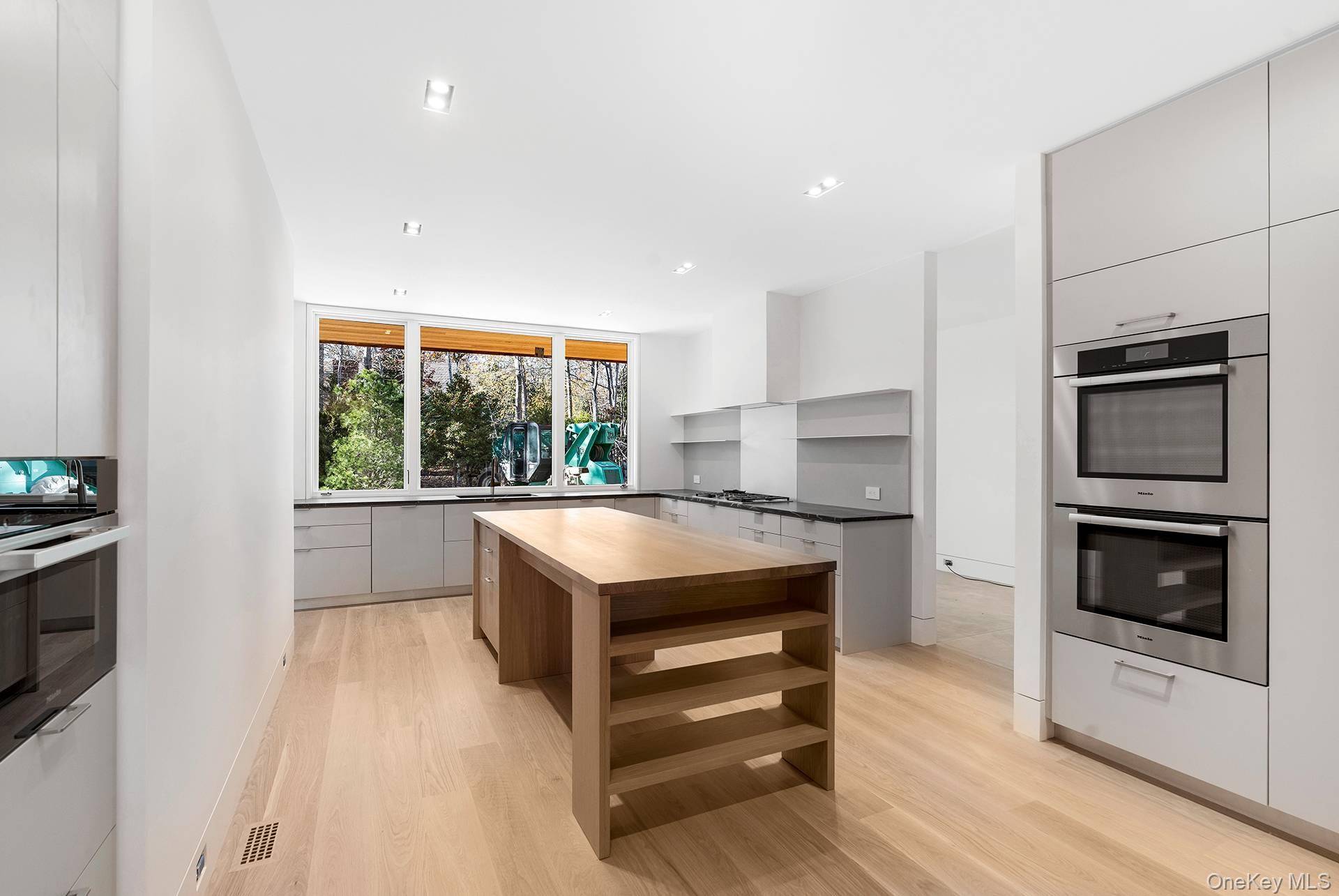7 Bedroom Home for Sale in Amagansett - NY - USA - 7